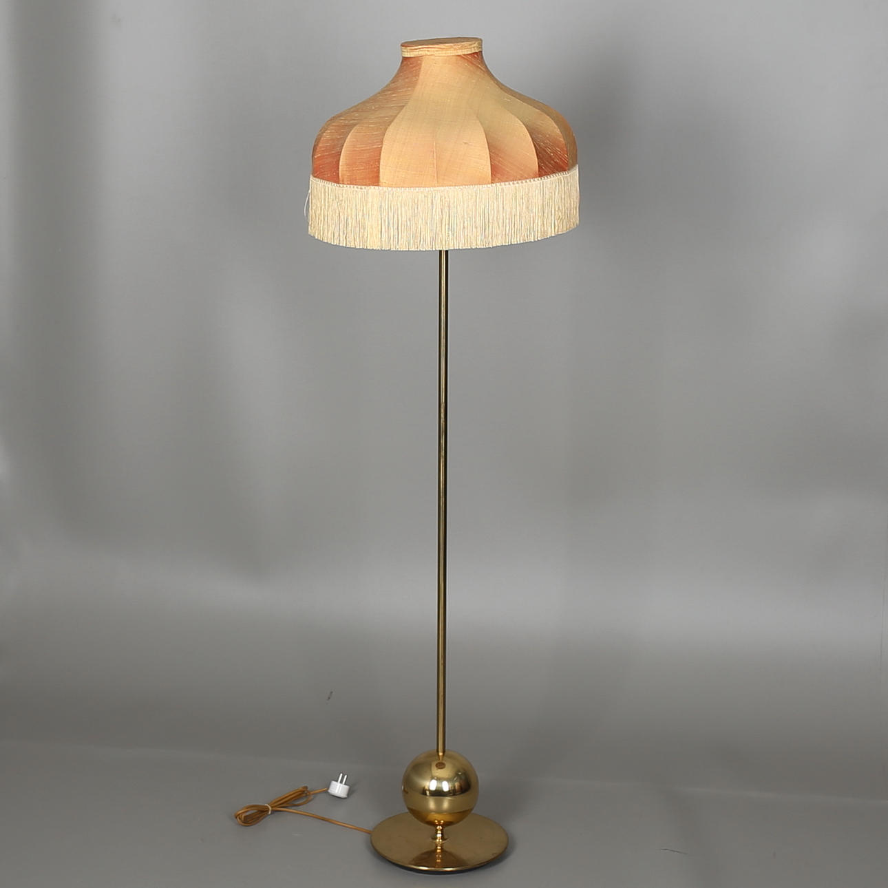 GOLVLAMPA i mässing, 1900-talets andra hälft.