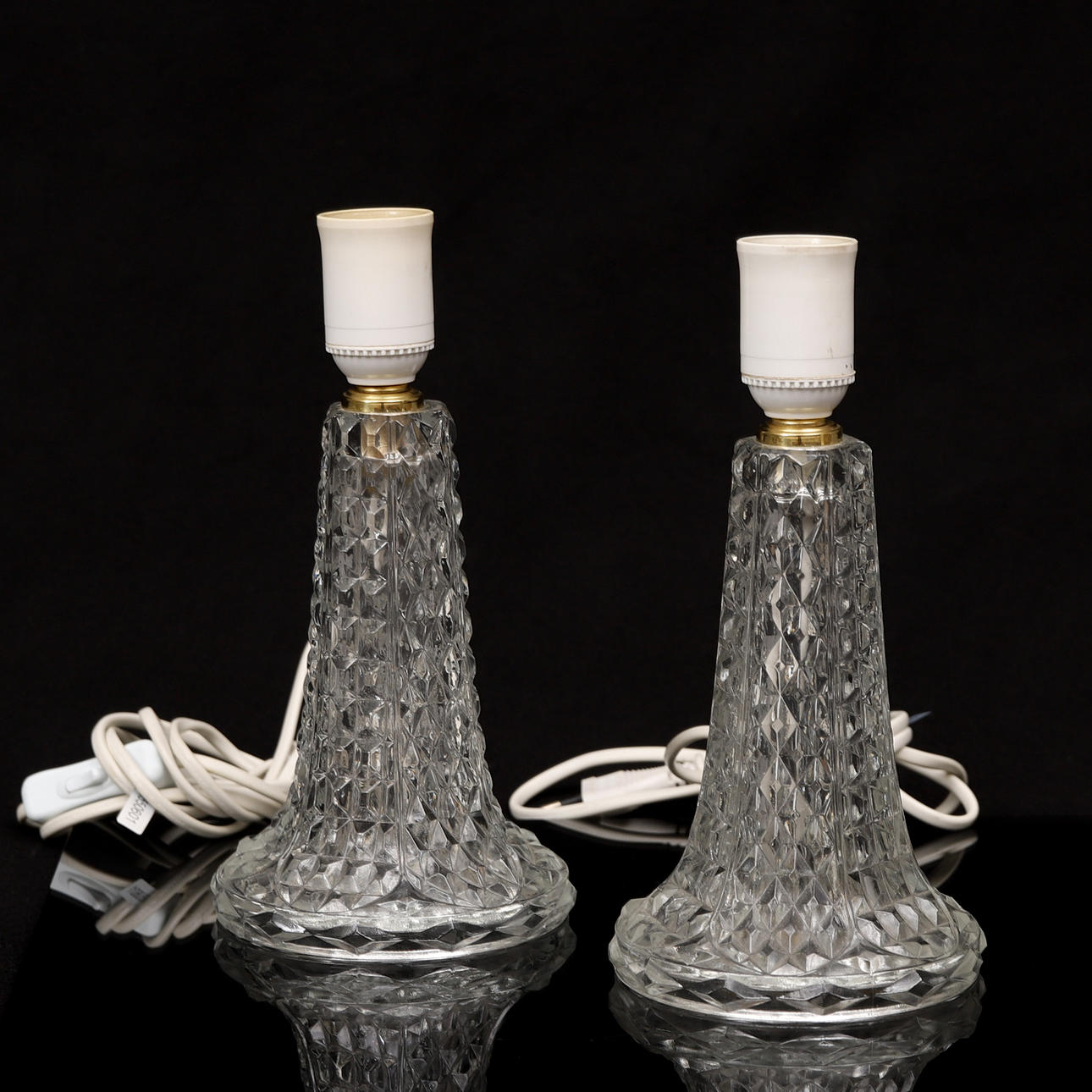 BORDSLAMPOR, ett par, gjutet glas.