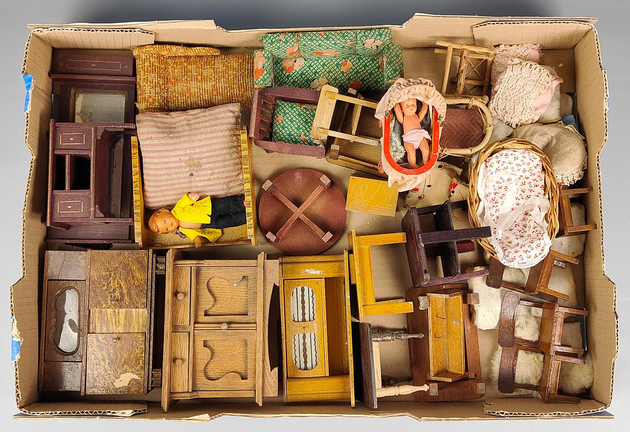 GAMLA dockhus möbler vardagsrum.