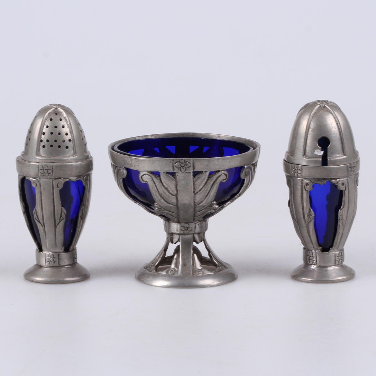 SALT och PEPPARKAR, samt skål på fot, tenn, Mogens Ballin, Danmark.