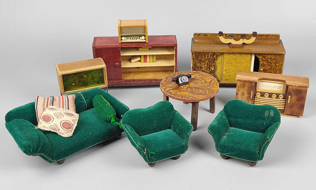 ALTES PUPPENSTUBENMÖBEL WOHNSTUBE.