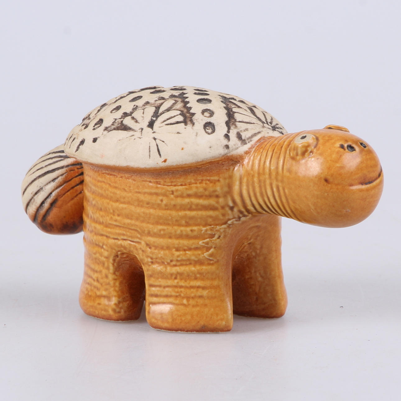 FIGURIN, sköldpadda ur serien Jura, Lisa Larson, Gustavsberg, 1900-talets mitt.