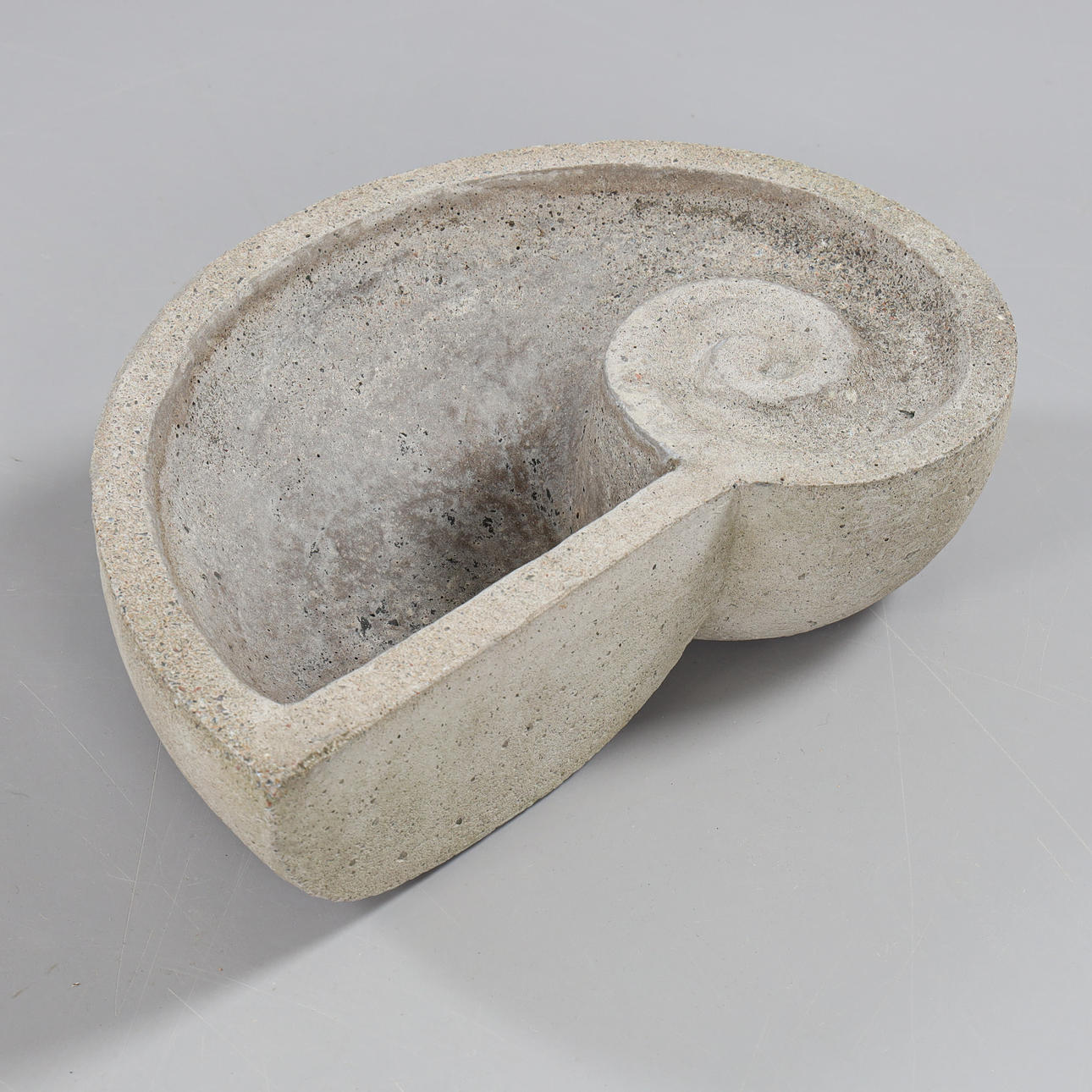 SAM STEPSON. lintukylpy, valubetoni, nykyaikainen.