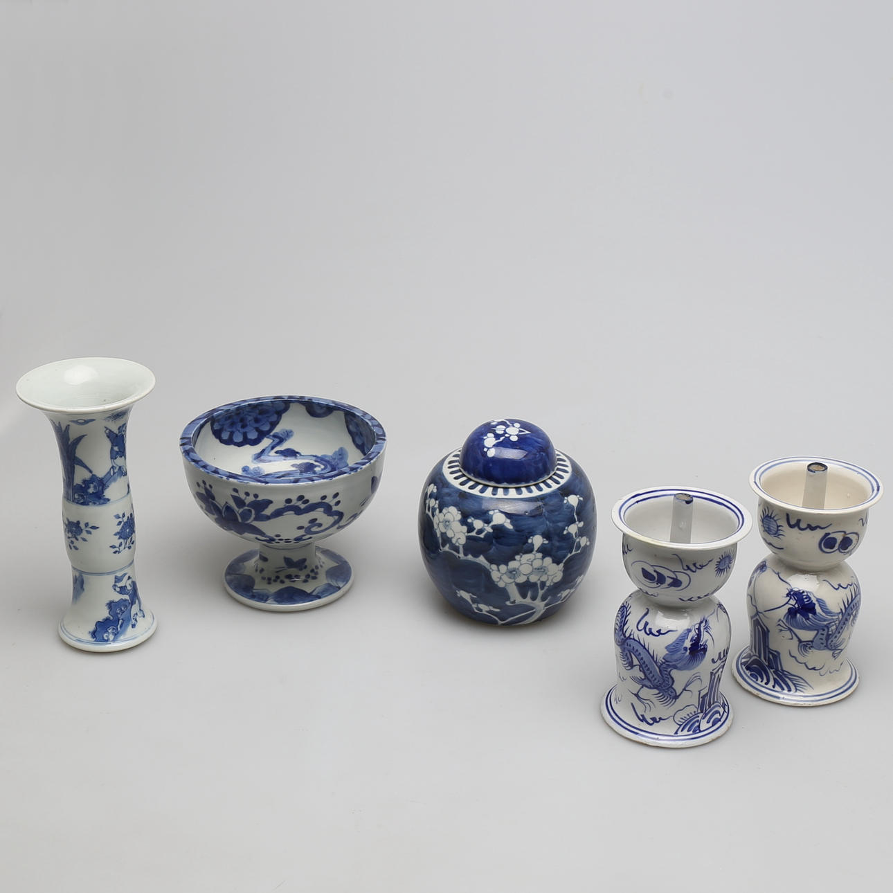 SAMLING blåvitt porslin, 5 st, Kina 1900 talets senare del.