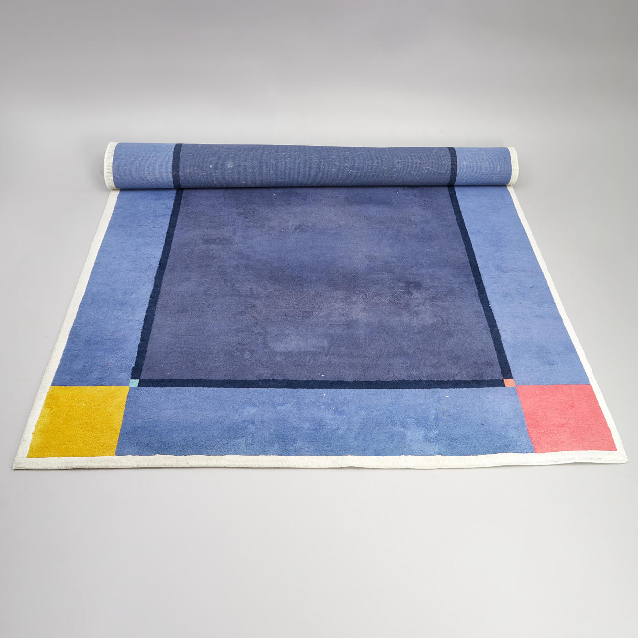 INGRID DESSAU. Teppich, "All Blues", Kinnasand-Teppiche.