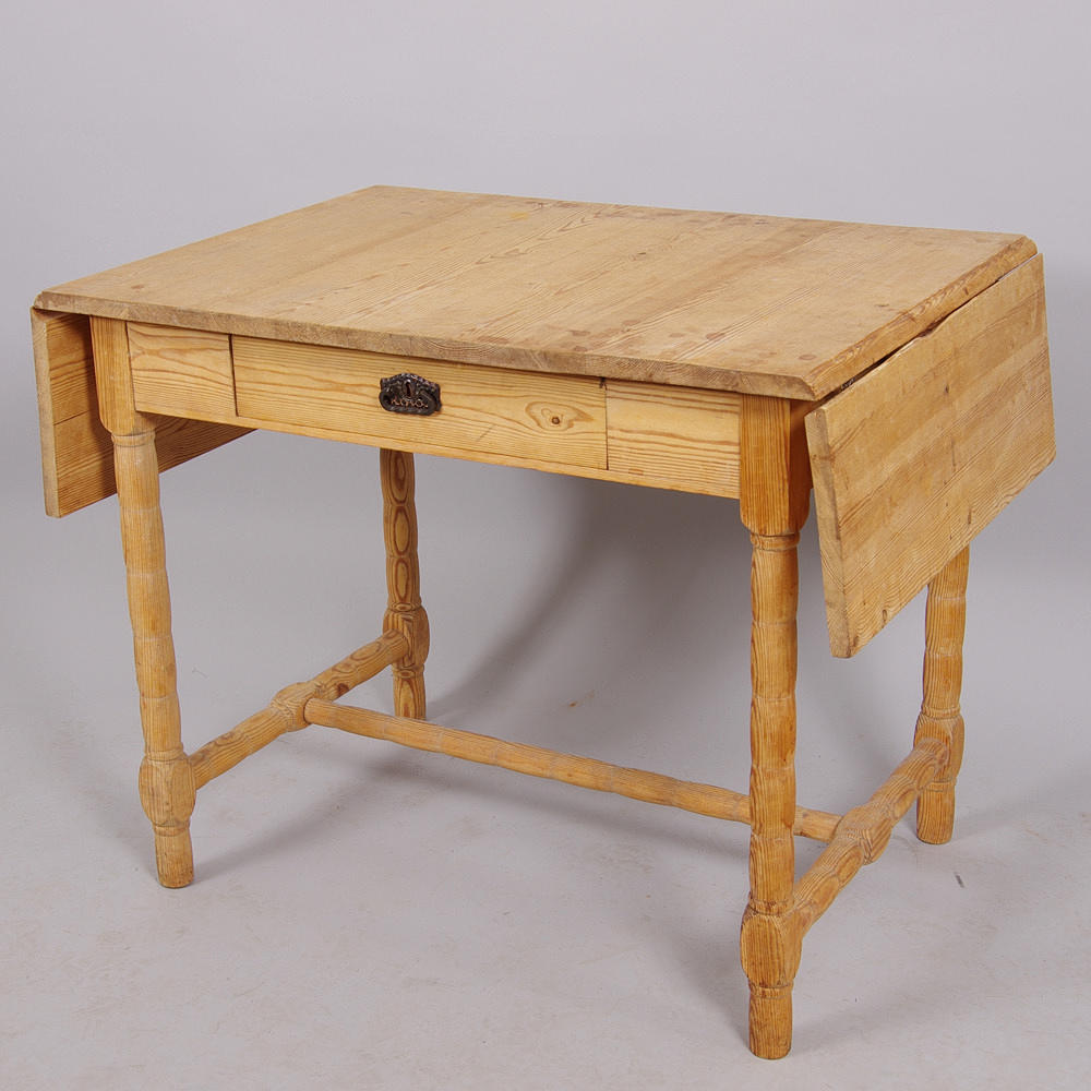 BORD MED KLAFFAR OCH LÅDA, fur, sekelskiftet 1800/1900.