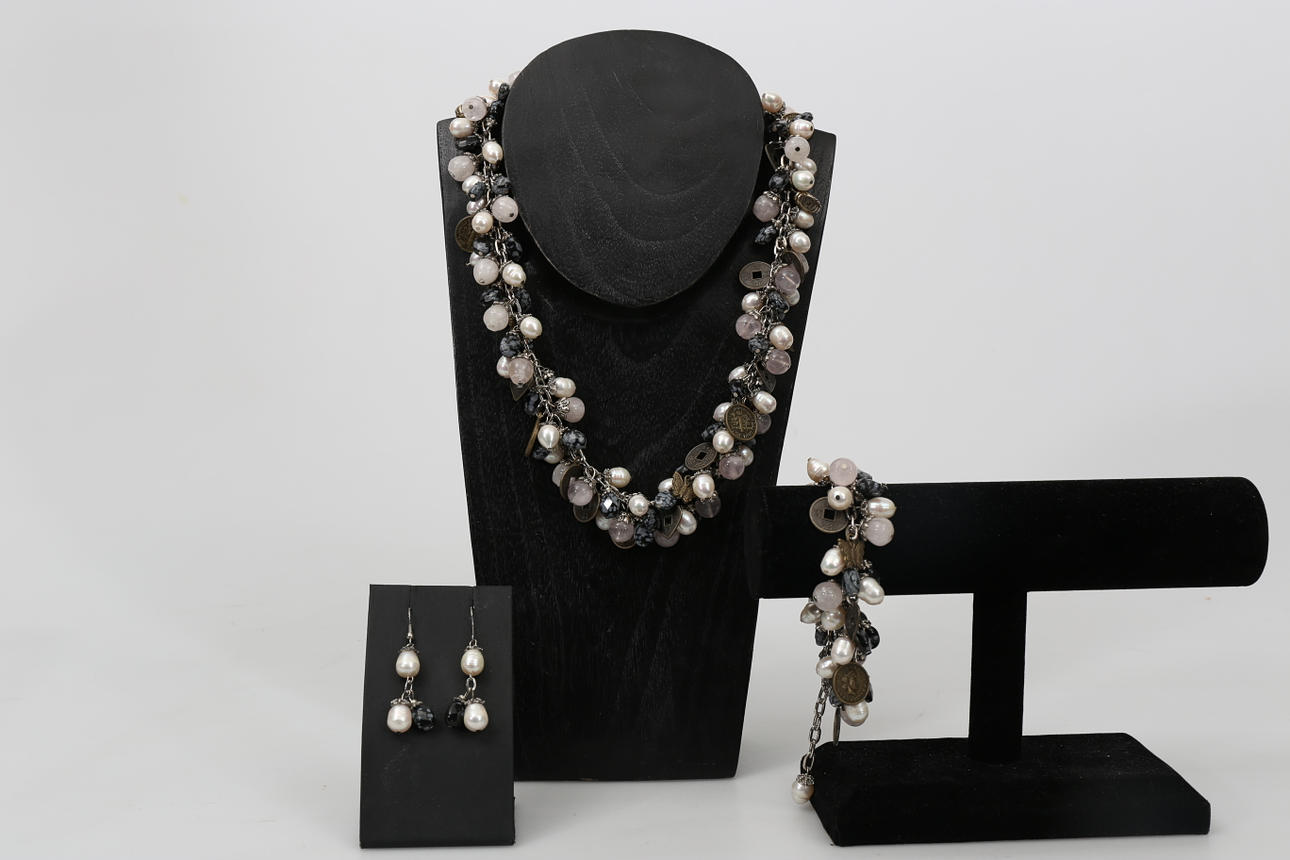 HALSBAND; ARMBAND OCH ÖRHÄNGEN, metall, sötvattenspärlor, svarta och vita stenar.