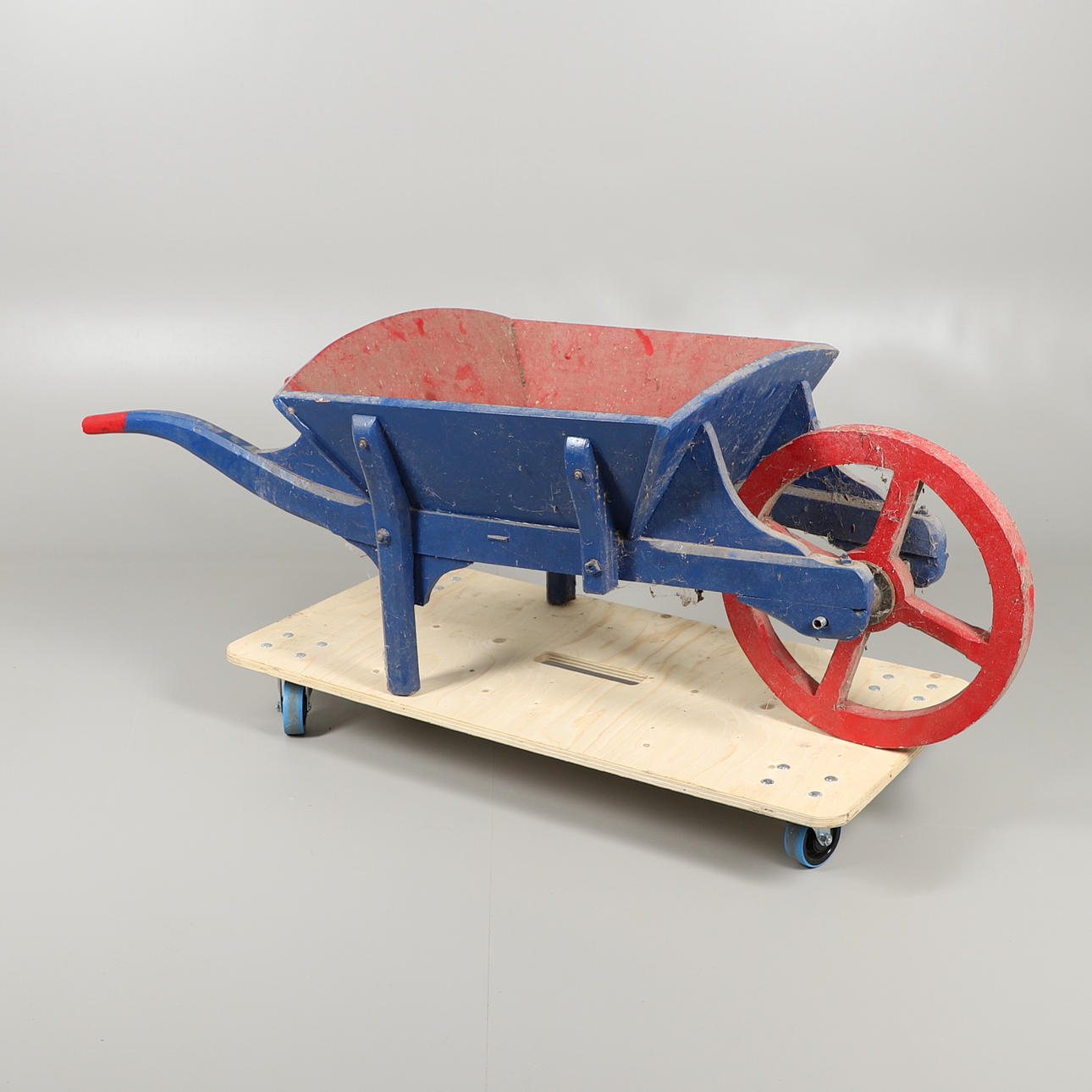 EN MÅLAD TRÄ HJULKÄRRA.