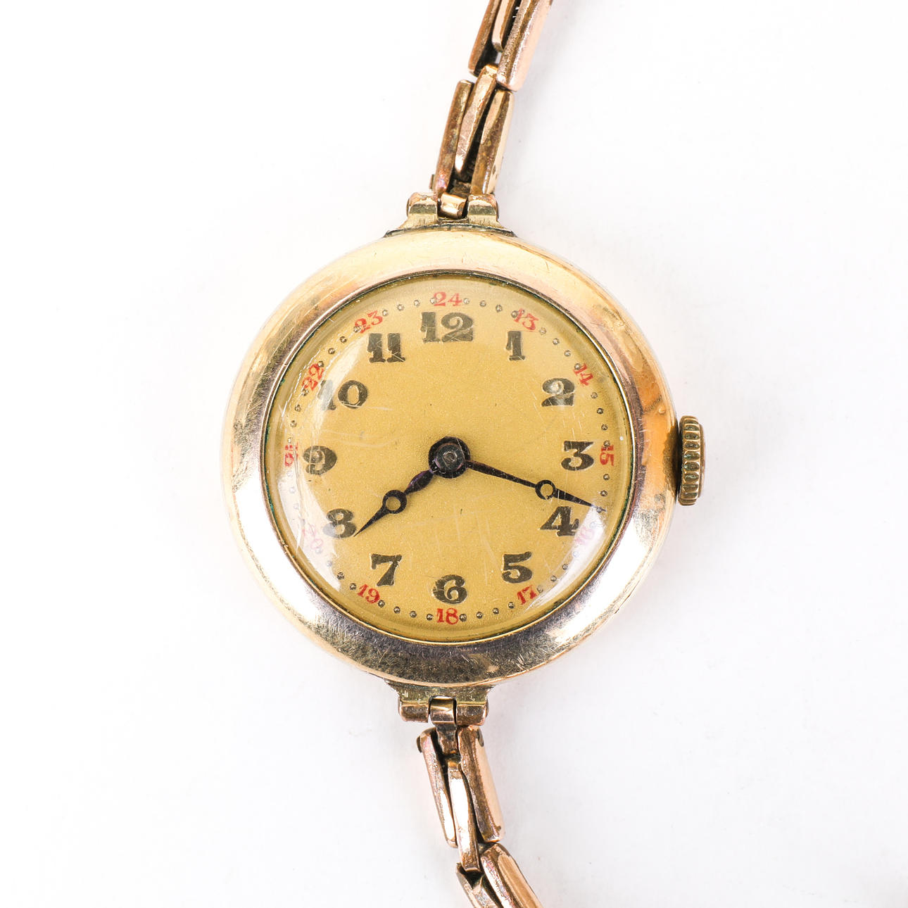 DAMUR, guld på stål.