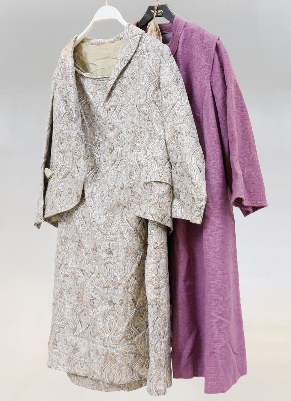 KJOLDRÄKTER samt KAPPA, 3 st, linne & polyester, 1900-tal.