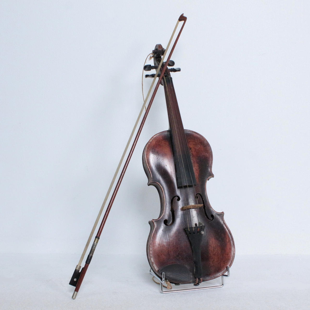 Violin, Schönbach, omkring 1900, inkl. violinbåge.
