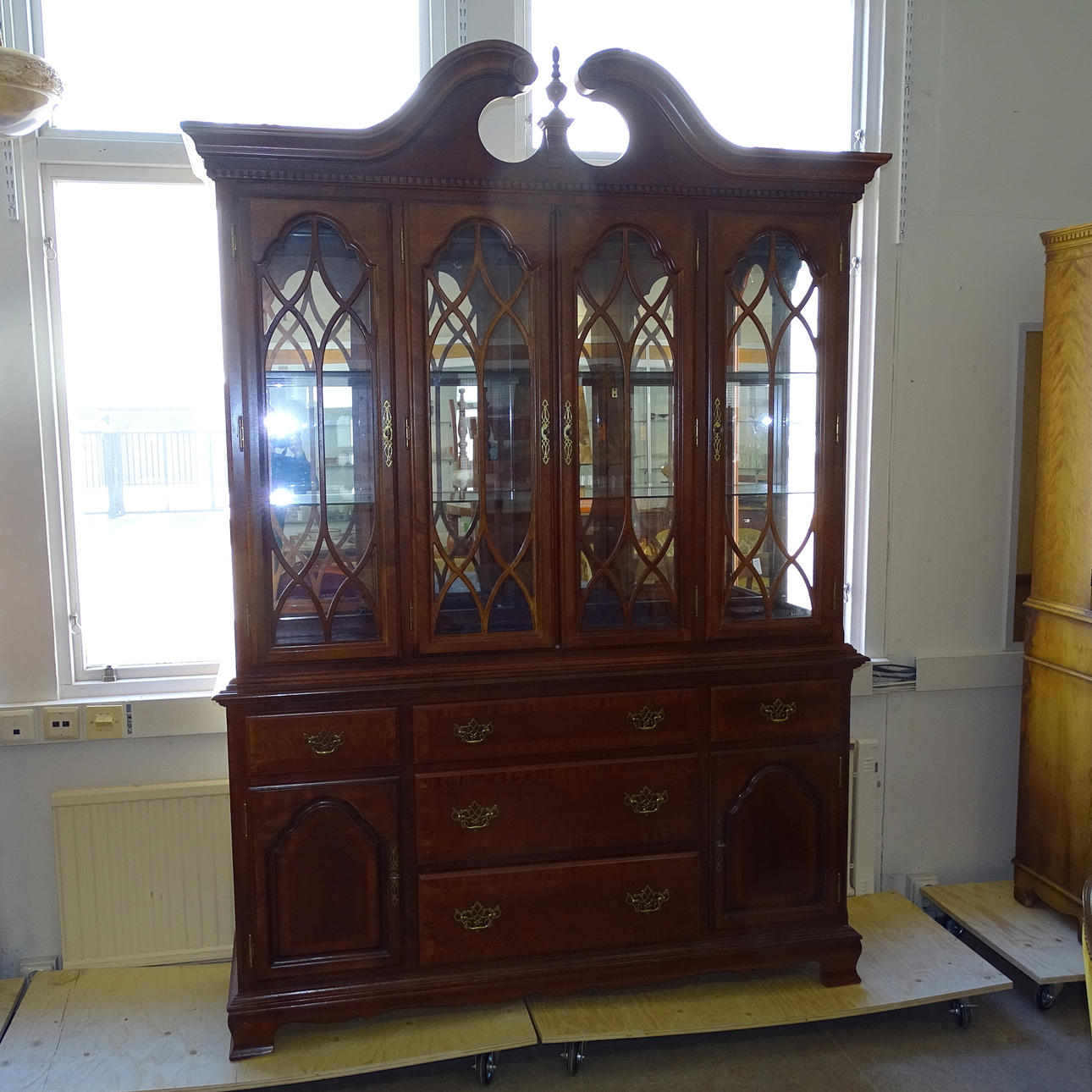 VITRINSKÅP, 1900-talets senare del.