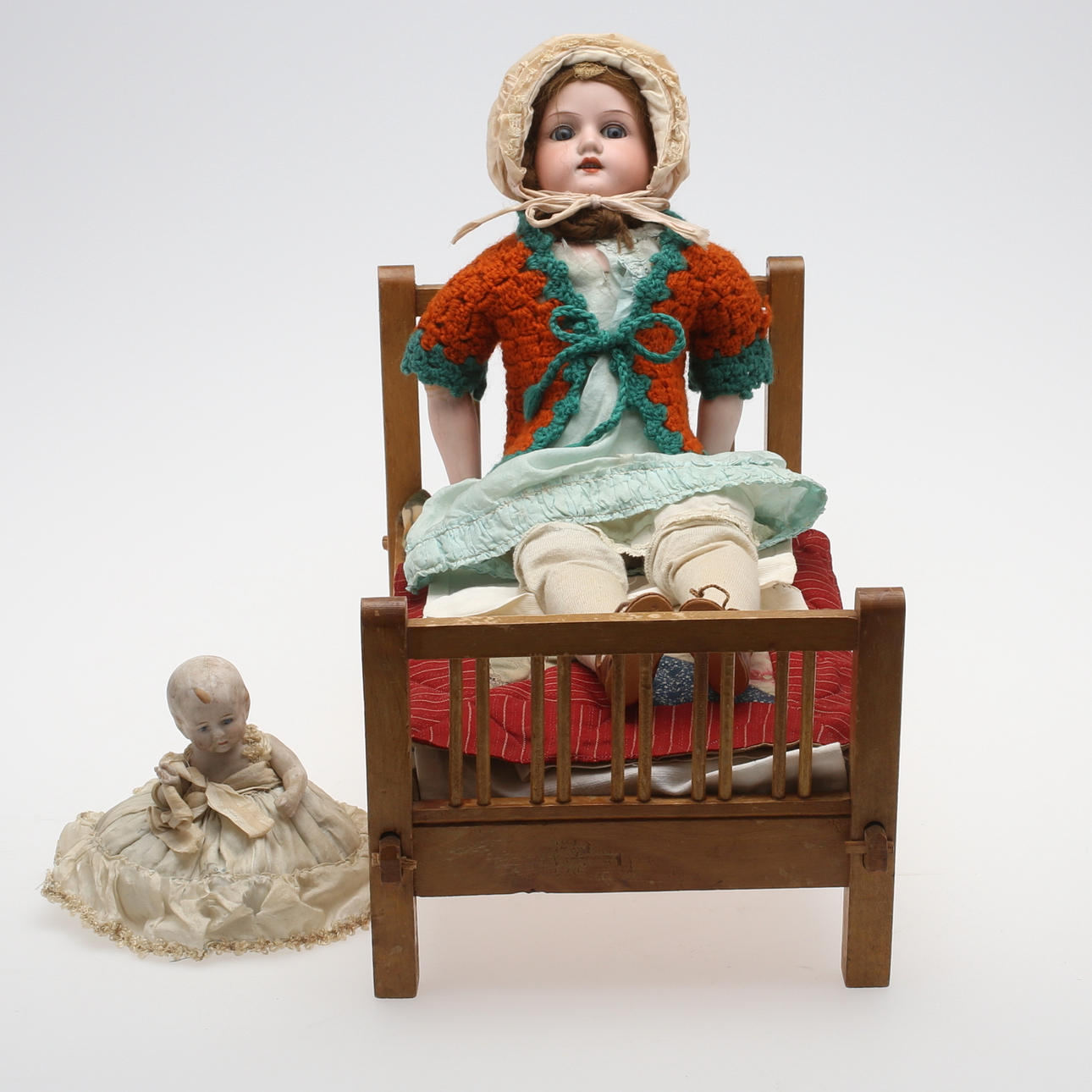 DOCKOR, 2 st, samt MINIATYRSÄNG, 1900-tal.