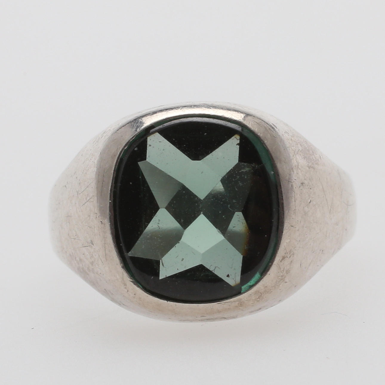 KLACKRING, med grön simulant, silver 835, vikt 4 gram.