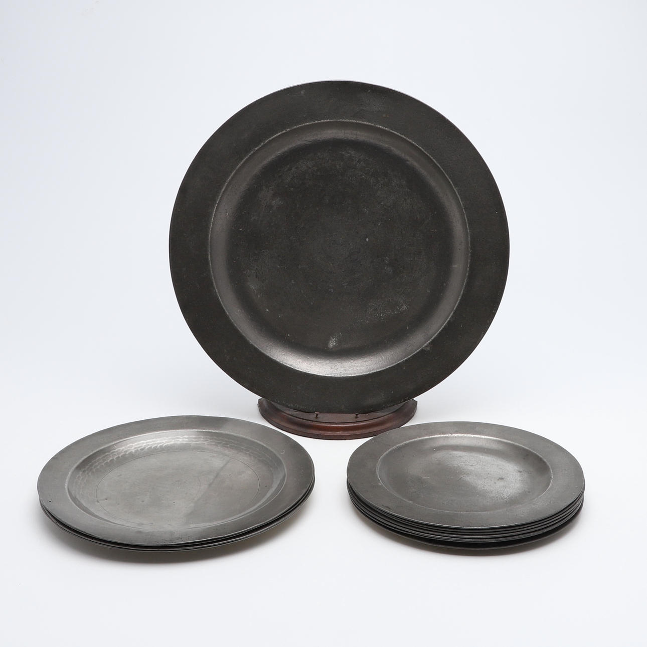 EN MÄNGD TENNPLATTOR.