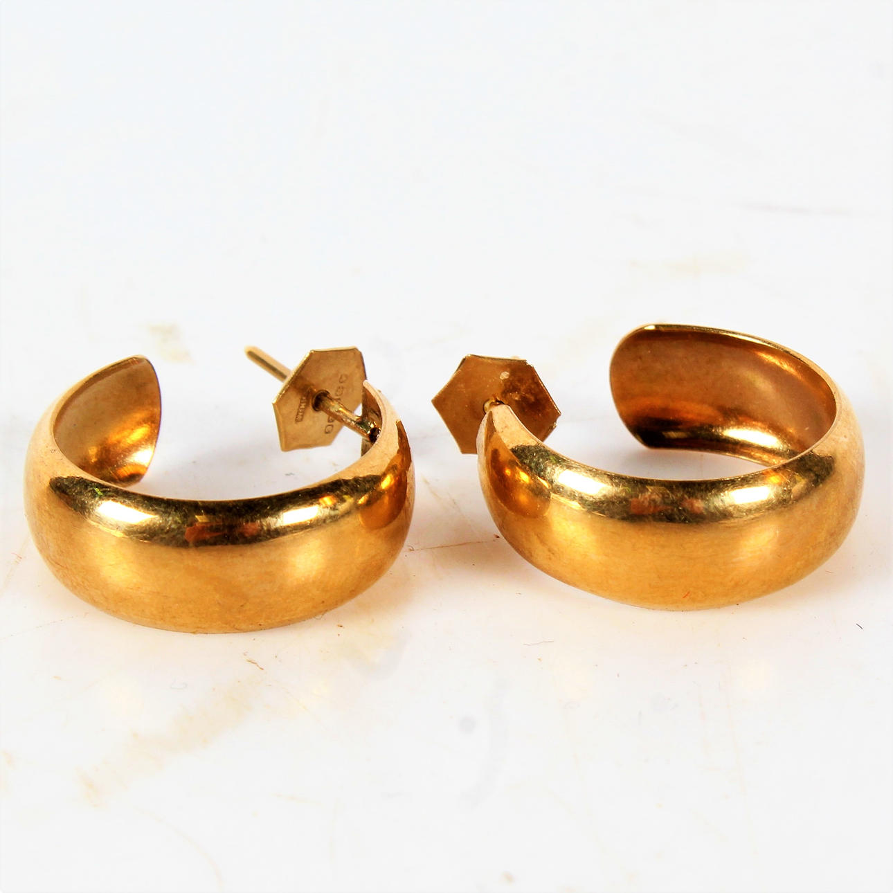 PAR 9 KARAT GULDÖRHÄNGEN.