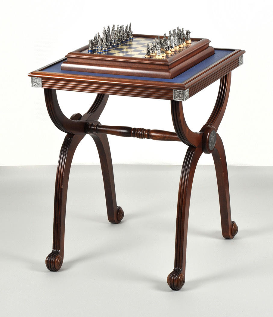 ”SJUÅRSKRIGET”. Schackset med 32 porträttskulpturer gjorda av tenn. Höjd 75cm Bredd 52cm Djup 52cm 1900-tal.