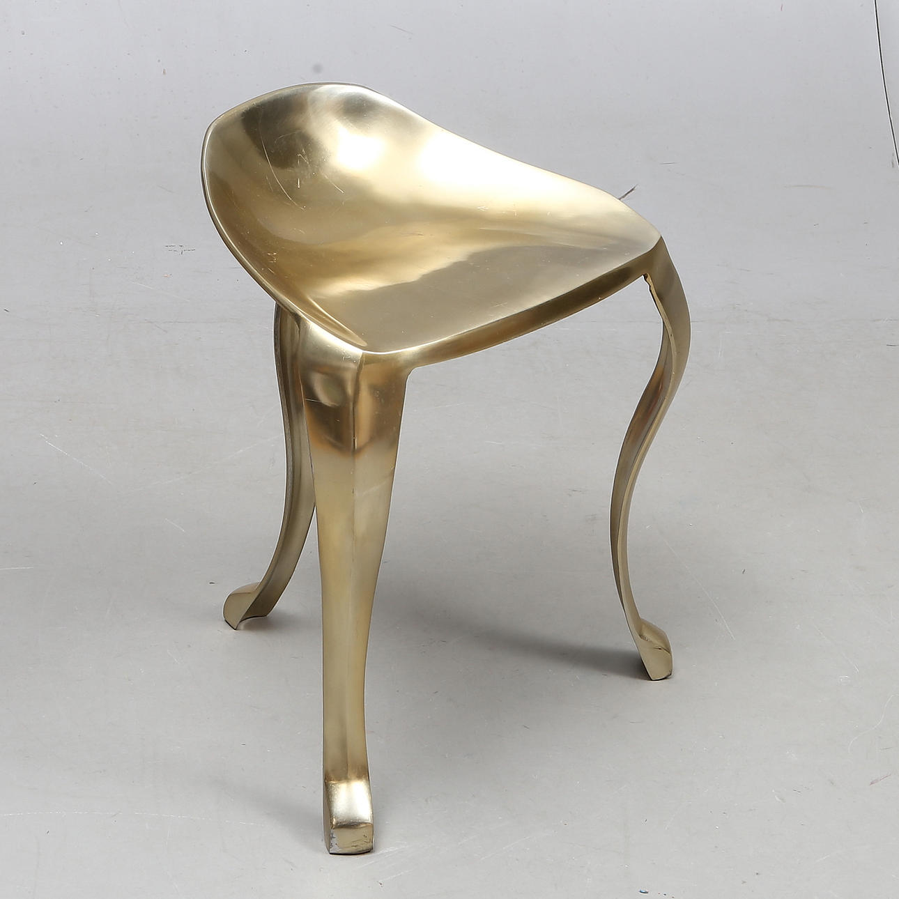 PALL, guldlackerad aluminium, "Martina", Interstil, 2000-tal.