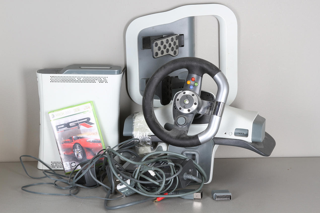 X-BOX 360 med ett spel och ratt med pedal.