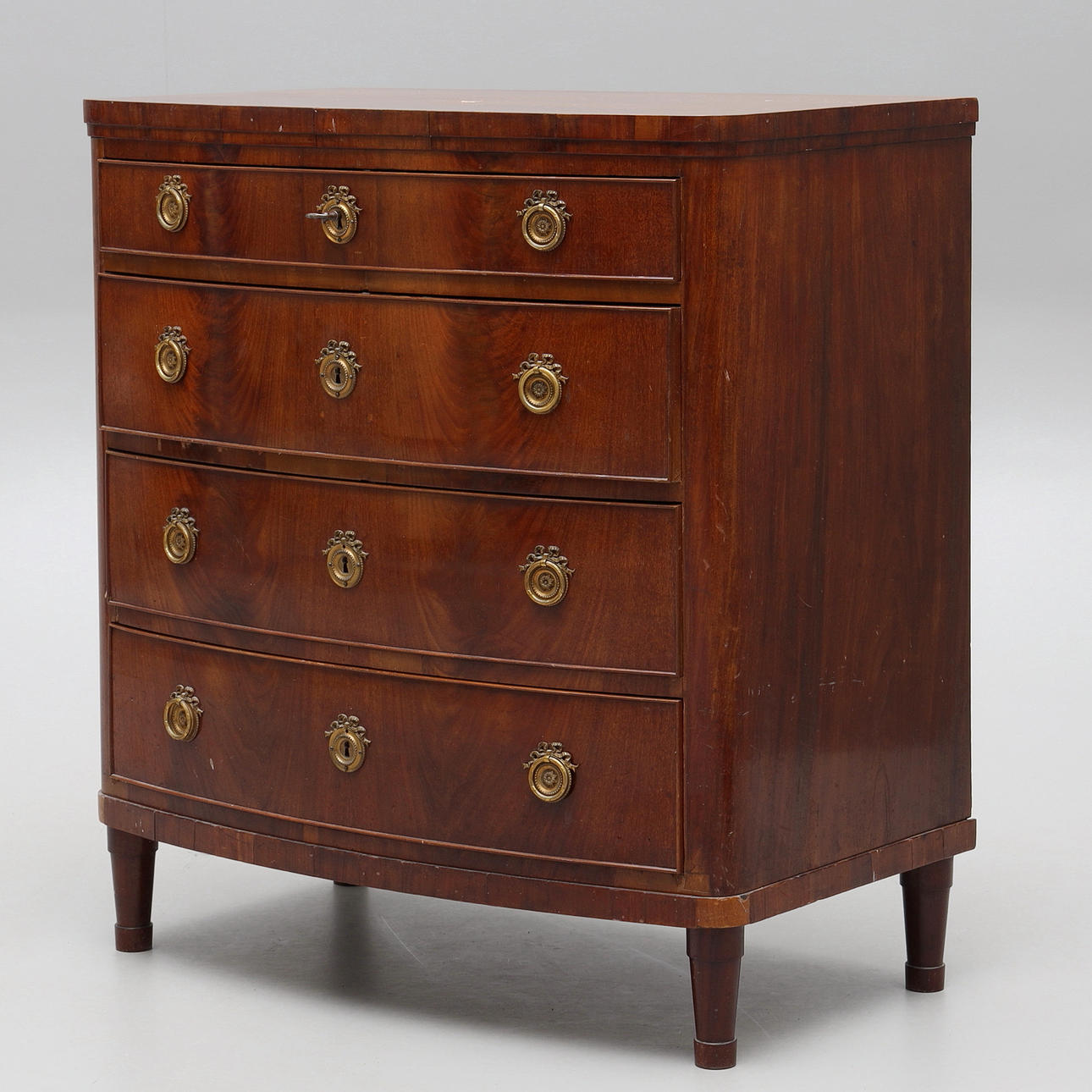 Kommode, abgerundete Front, 4 Schubladen.