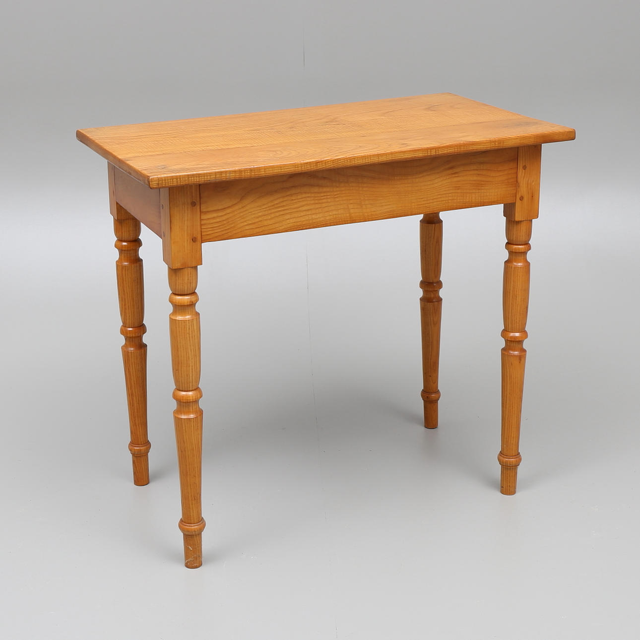 MESA con patas torneadas, siglo XX.