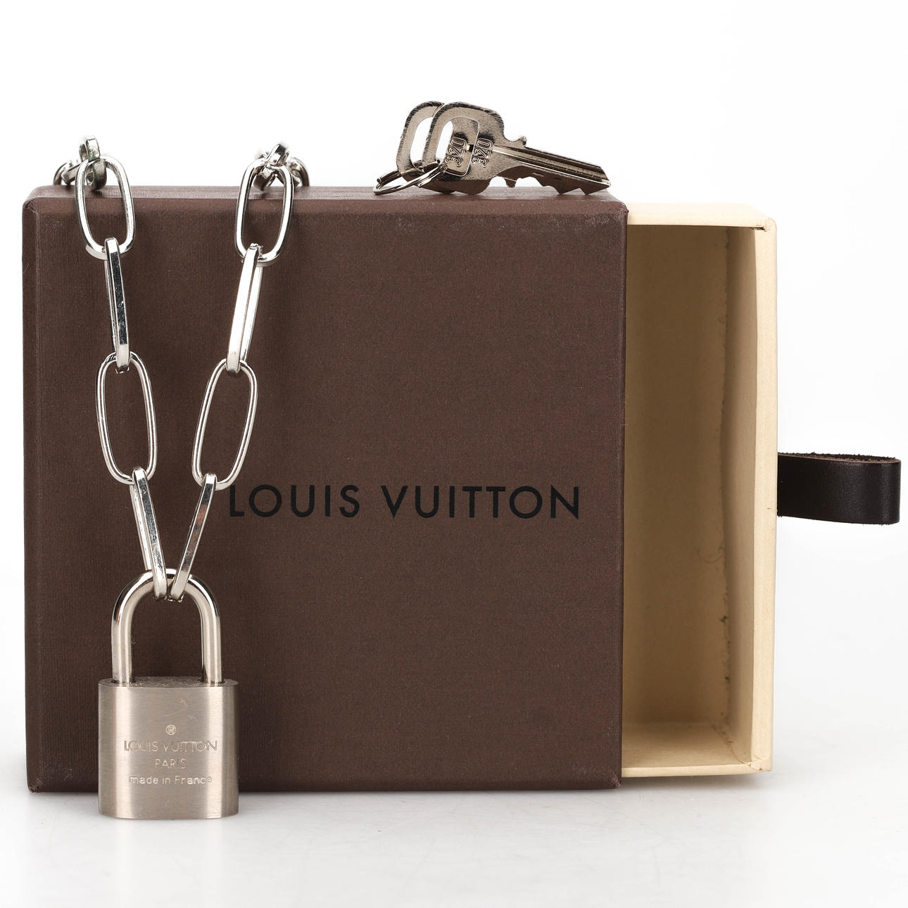 LOUIS VUITTON Collar con candado, acero.