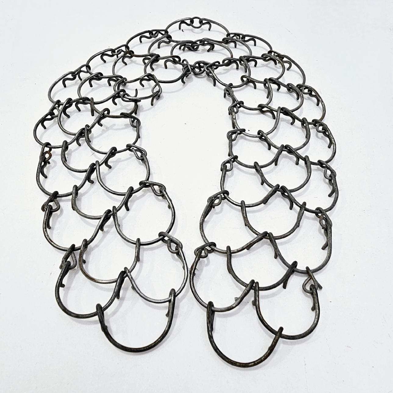 ANTIGUO CILICIO EN METAL.