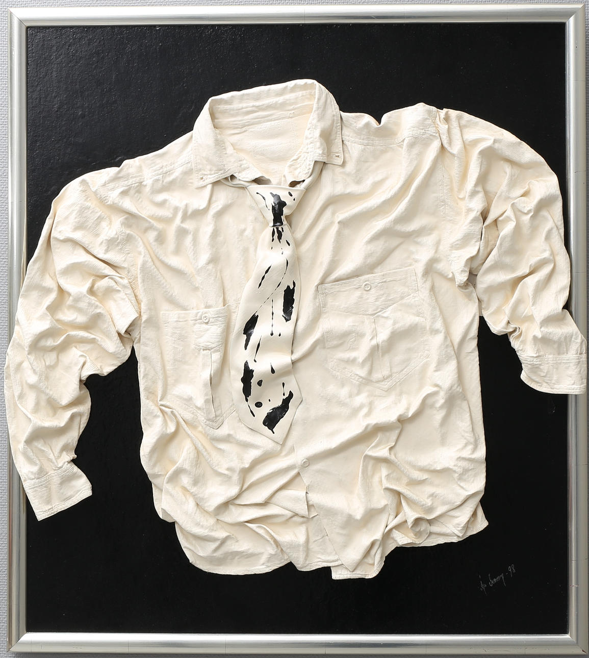 OIDENTIFIERAD KONSTNÄR. VÄGGRELIEF, skjorta, signerad Åsa Svensson och daterad -98.