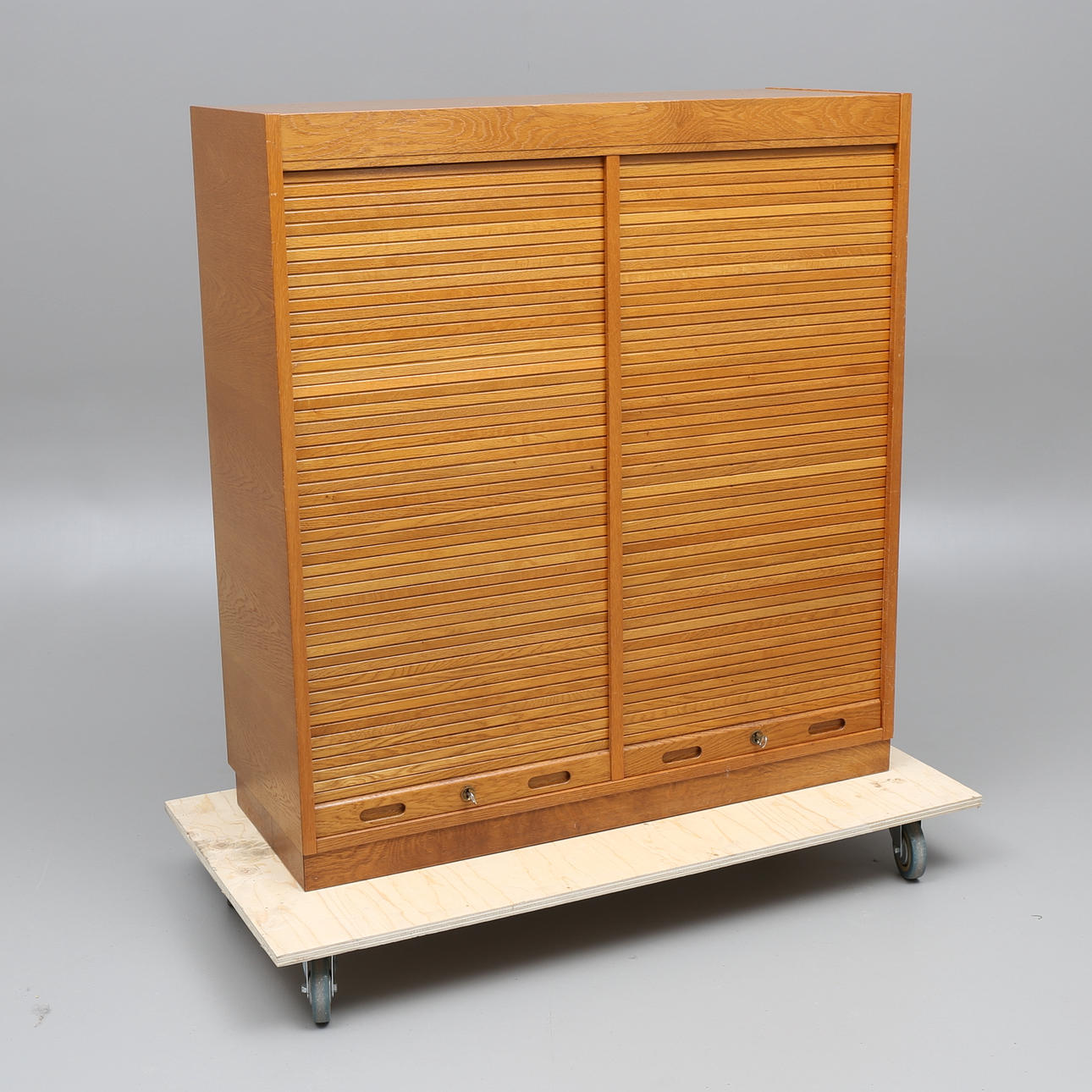 ARKIVSKÅP med jalusi, ek, 1900-talets första hälft.