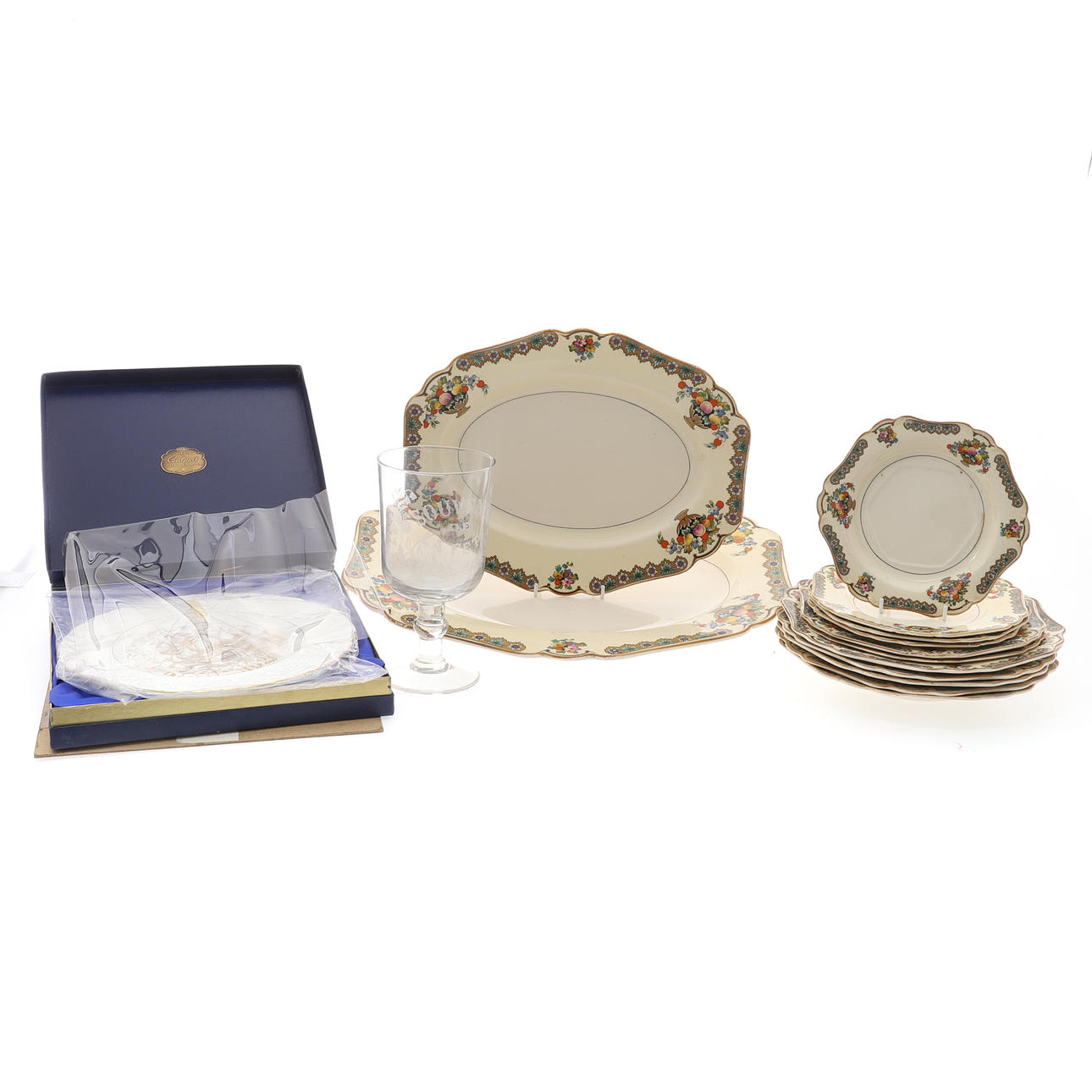 A JOHN MADDOCK & SONS ROYAL IVORY MINERVA PATTERN THIRTEEN PIECE PART DINNER SERVICE.