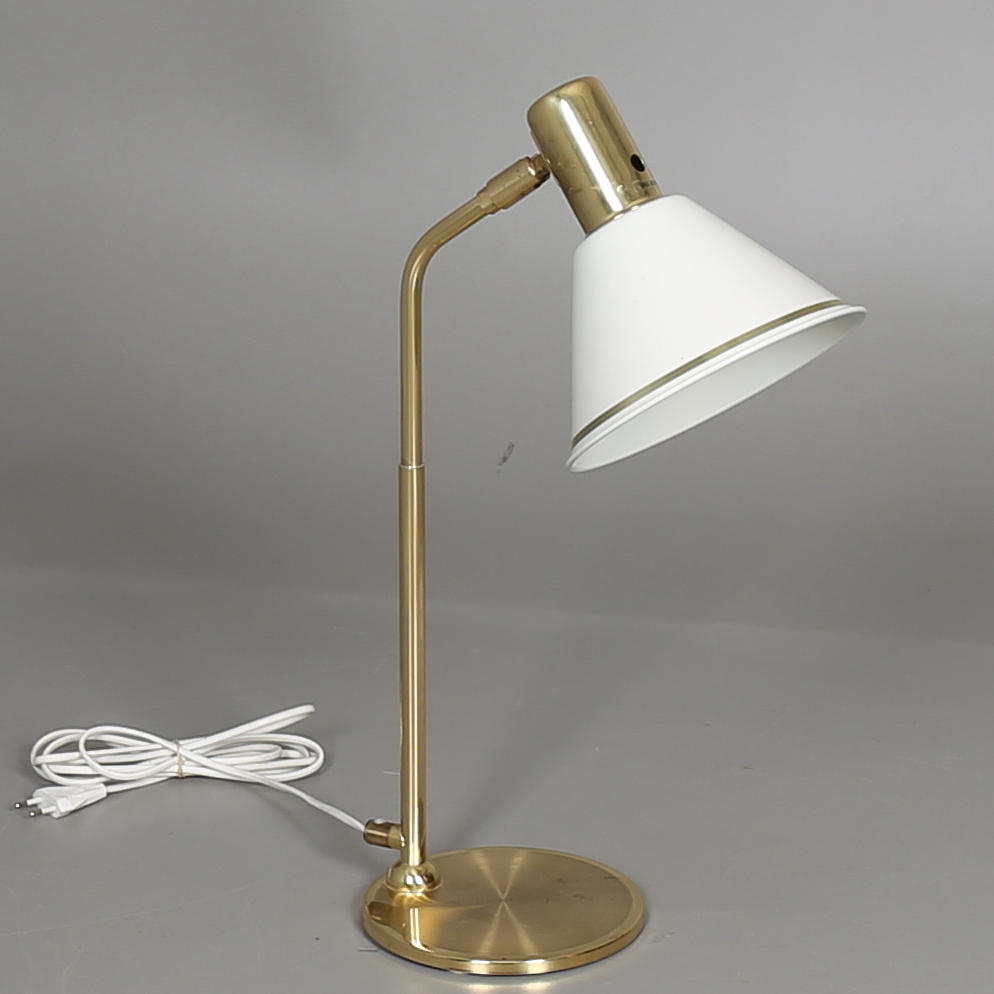 BORDSLAMPA i mässing och plåt, Nya Öia, 1900-talets andra hälft.