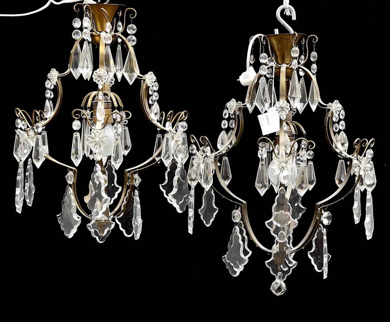 TAKKRONOR, ett par, rokokostil, 1900-tal, höjd ca. 50 cm.