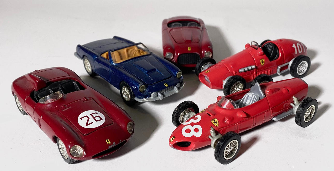 FÜNF SAMMLUNGSWAGEN IN MINIATUR „FERRARI“.