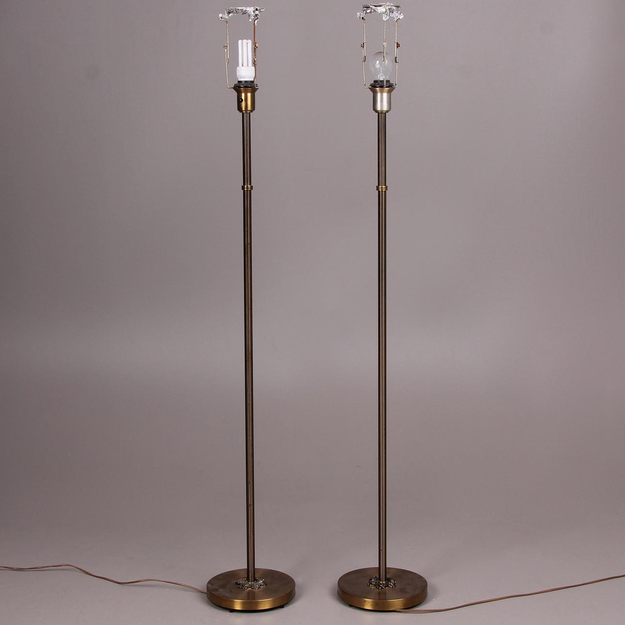 GOLVLAMPOR, ett par, mässing, 1900-talets mitt.