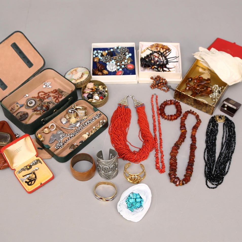 BIJOUTERIER, halsband, armband, broscher.