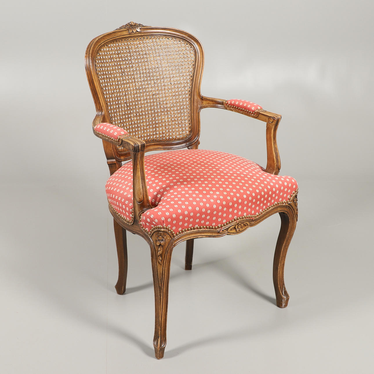 OFFENER SESSEL IM FRANZÖSISCHEN STIL.