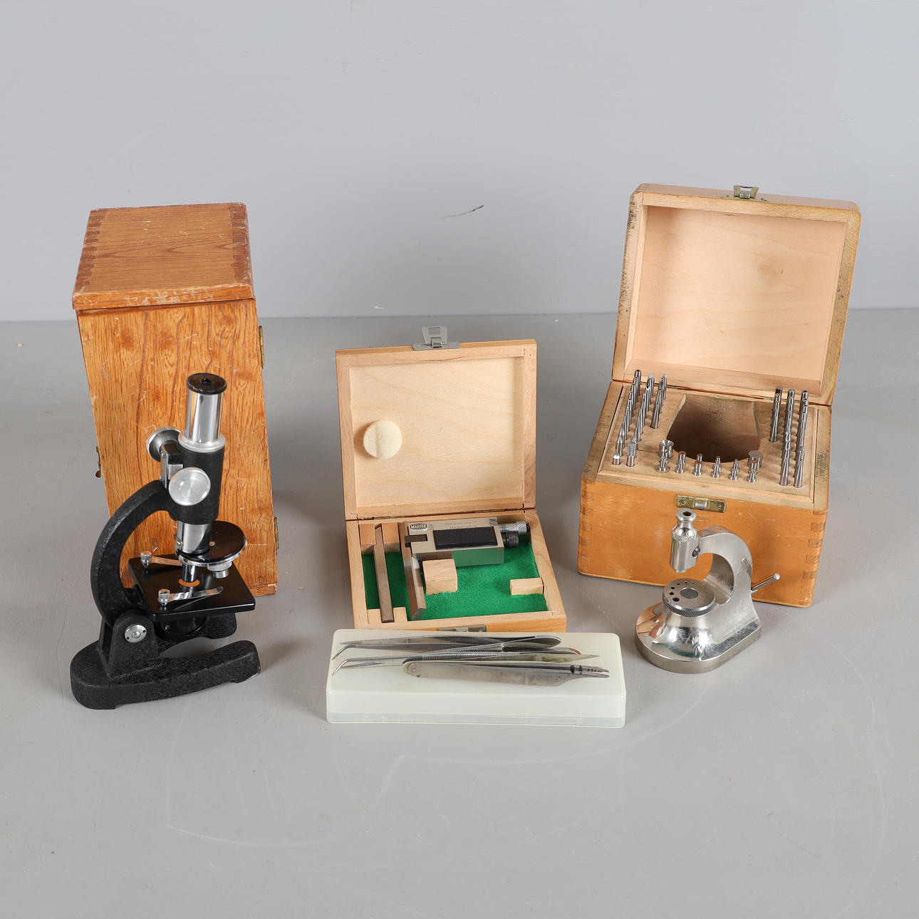 PUNCH STAND, MICROSCOPE ETC, 4 dlr.