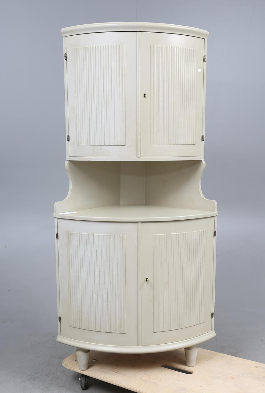 HÖRNSKÅP, gustavianskt stil, 1900-tal.