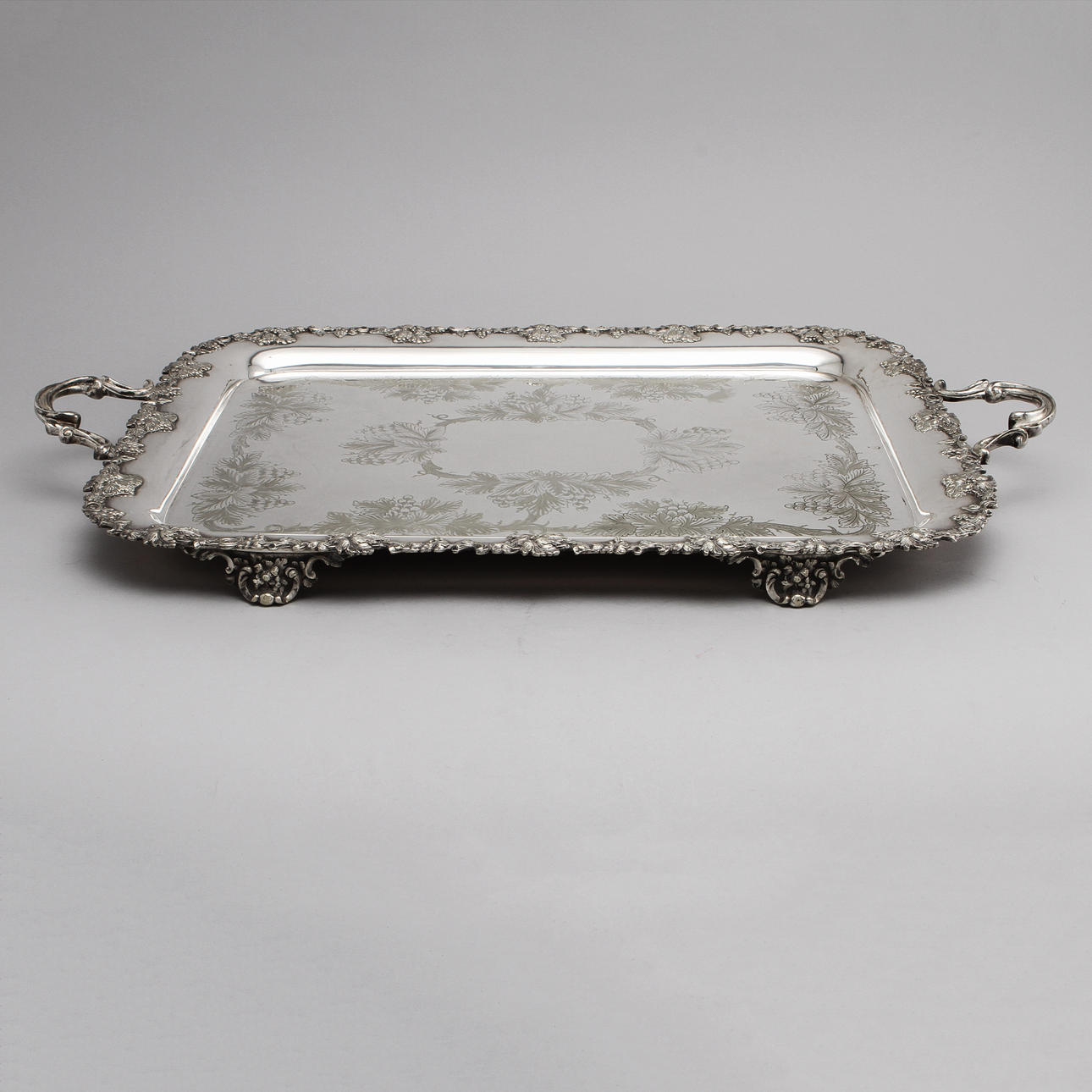 BRICKA med handtag på fyra fötter, nysilver, AG Dufva.