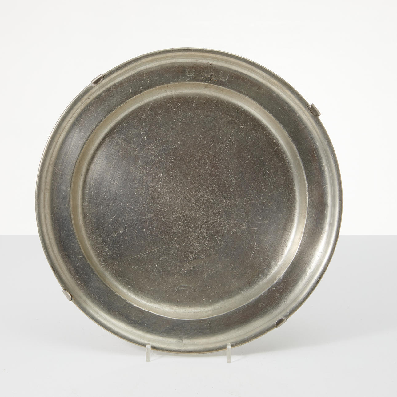 JACOB SAUER. (mästare i Stockholm), fat, tenn, 1700-tal. Silver ...