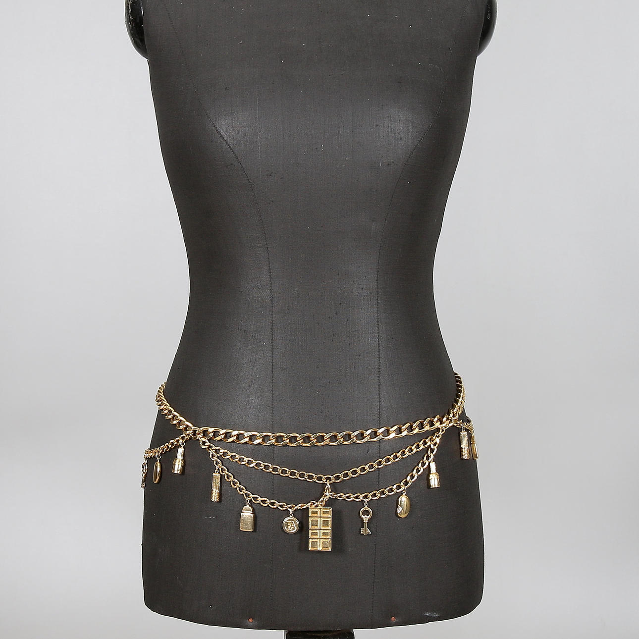 BÄLTE samt ARMBAND, 2 delar, gulmetall, "Red Door Charmbelt", Elizabeth Arden, 1989.