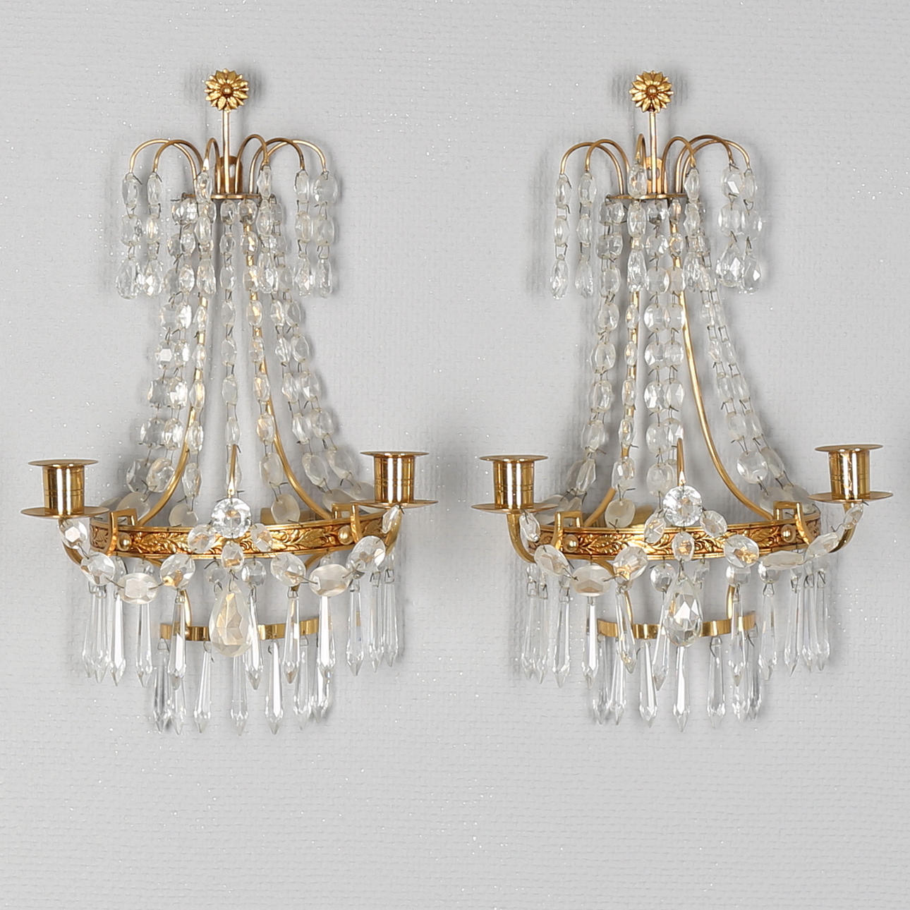 VÄGGLAMPETTER, i mässing och kristall, 1 par, 1900-talets andra hälft.