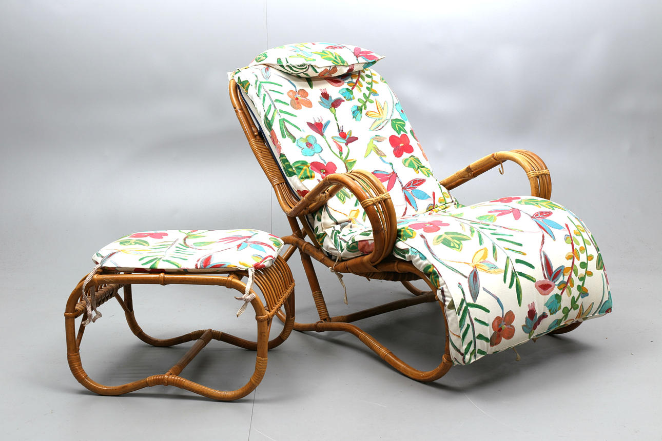 ROTTINGFÅTÖLJ MED FOTPALL, 1950-tal.