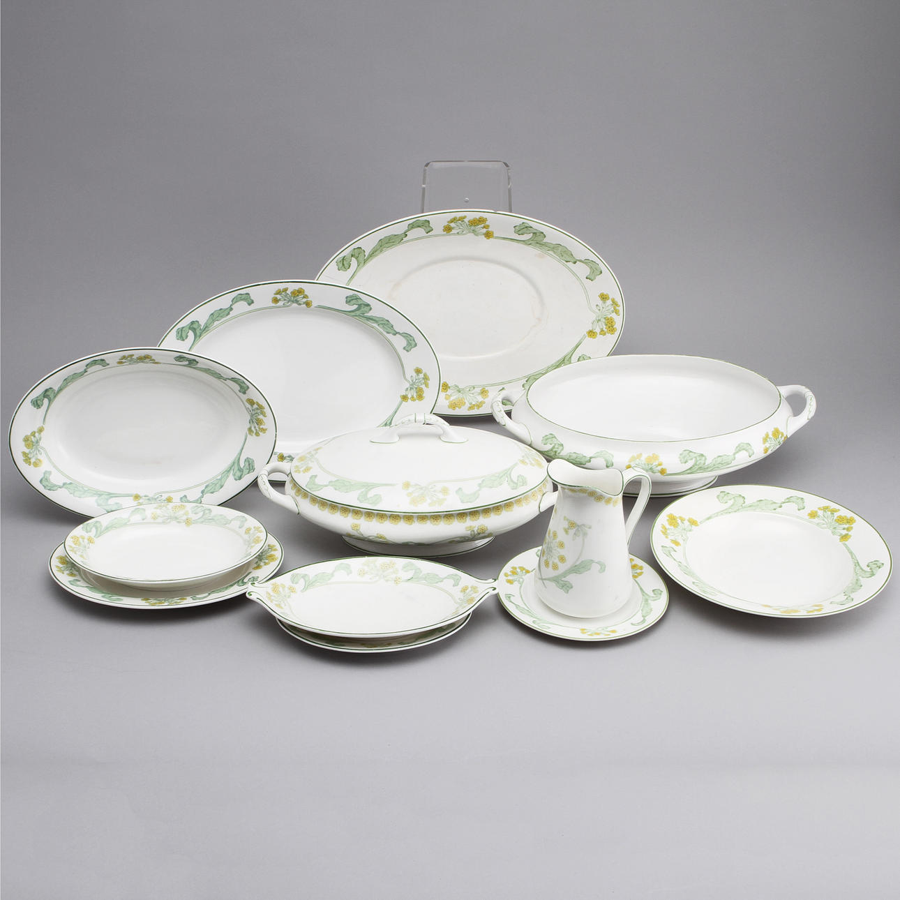 MATSERVIS "GULLVIVA", 51 delar, flintgods. Gunnar G:son Wennerberg för Gustavsberg 1905-20.