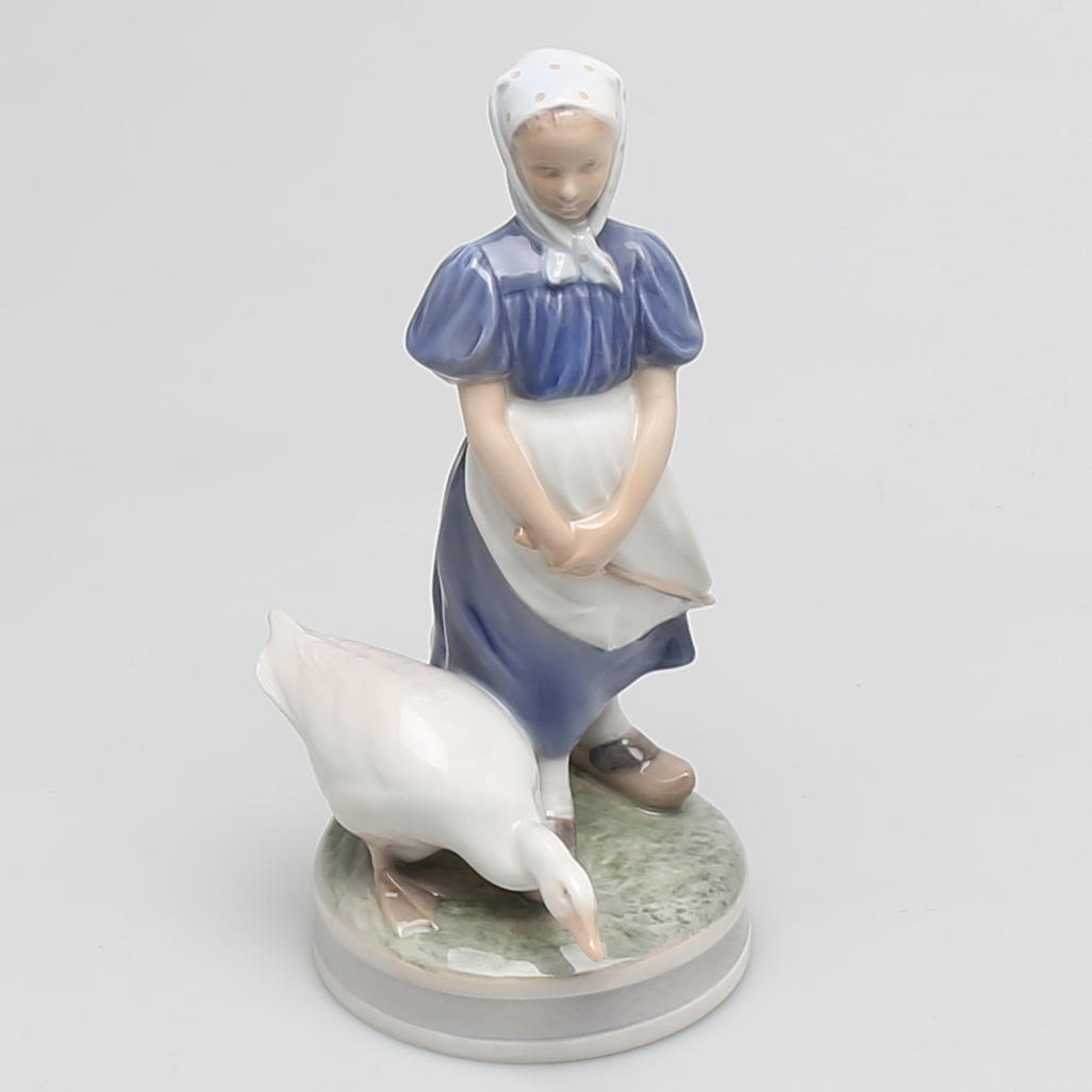 FIGURIN i porslin, flicka med gås, Chr. Thomsen, Royal Copenhagen, Danmark.