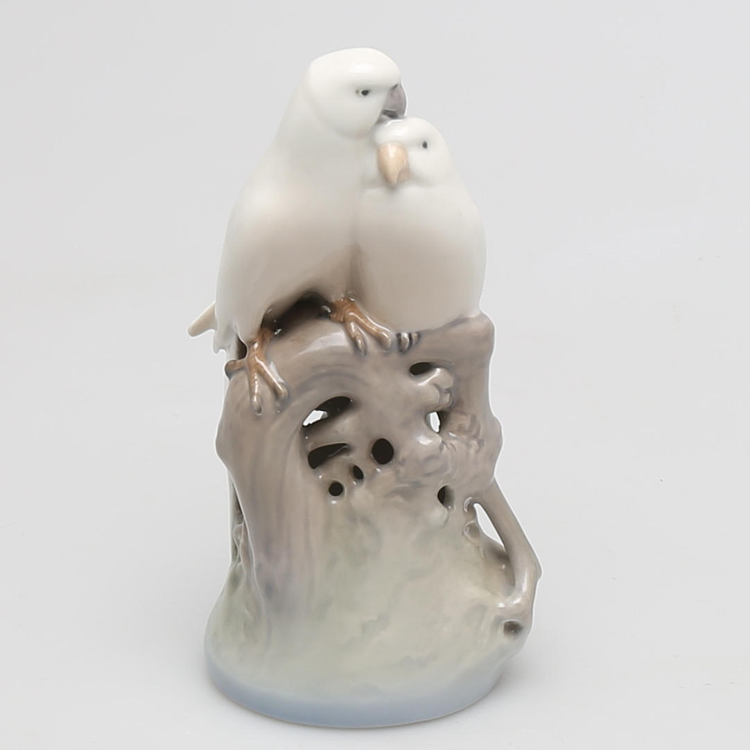 FIGURIN i porslin, papegojor på kvist, Th. Madsen, Royal Copenhagen, Danmark.