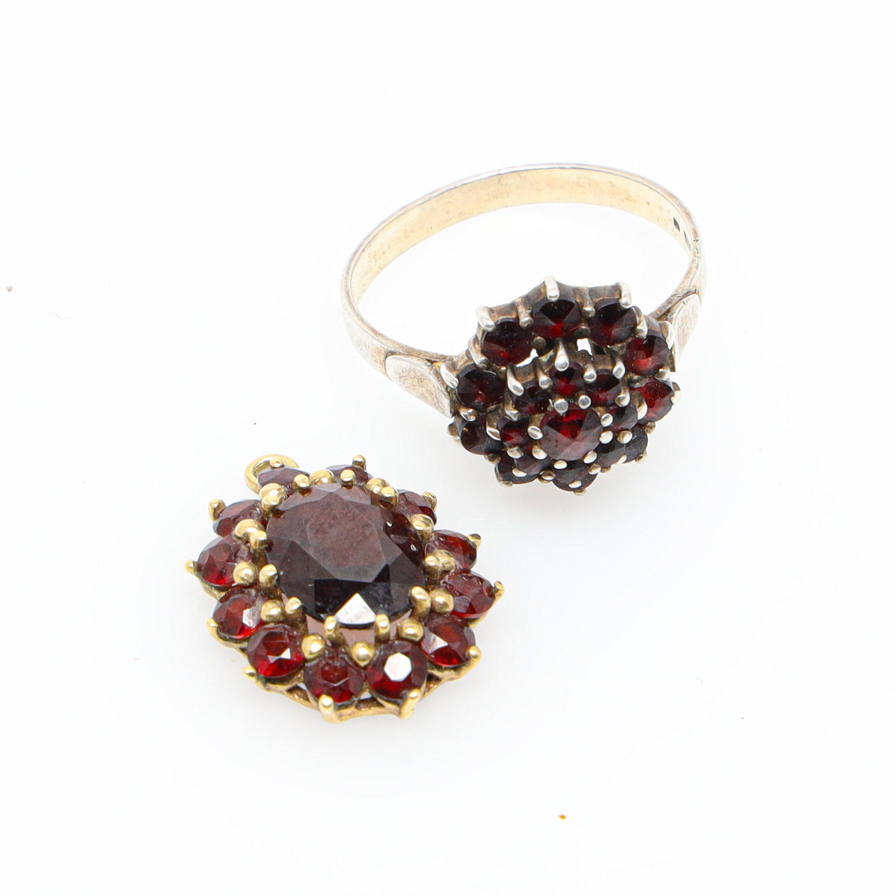 JOYERÍA GRANATE, 2 dlr, anillo y charm.