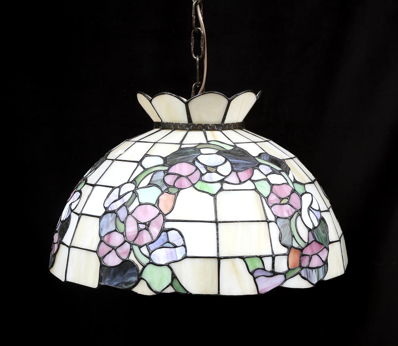 TAKLAMPA, Tiffany-stil, 1900-tal, diameter ca. 45 cm.