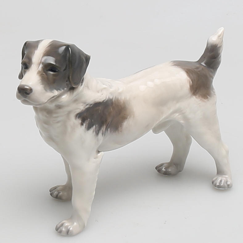 FIGURIN i porslin, stående hund, Peter Herold, Royal Copenhagen, Danmark.