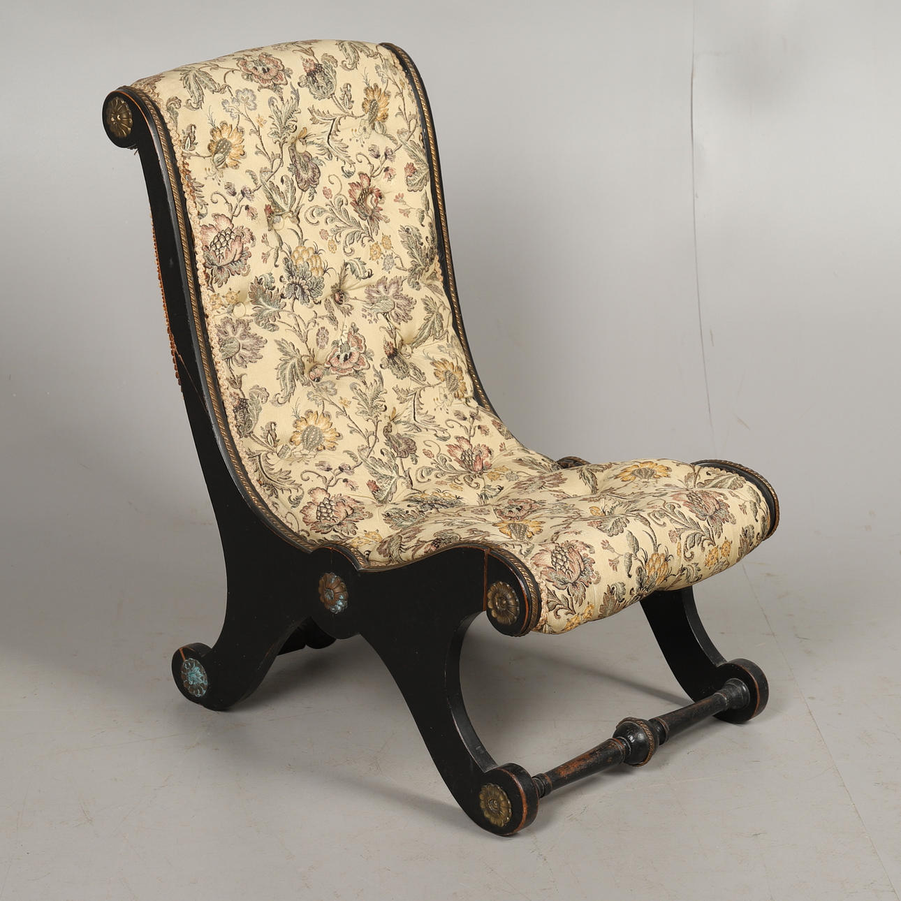A VICTORIAN SLIPPER CHAIR.
